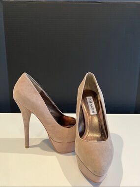 Steve Madden Beige Suede Platform Pumps